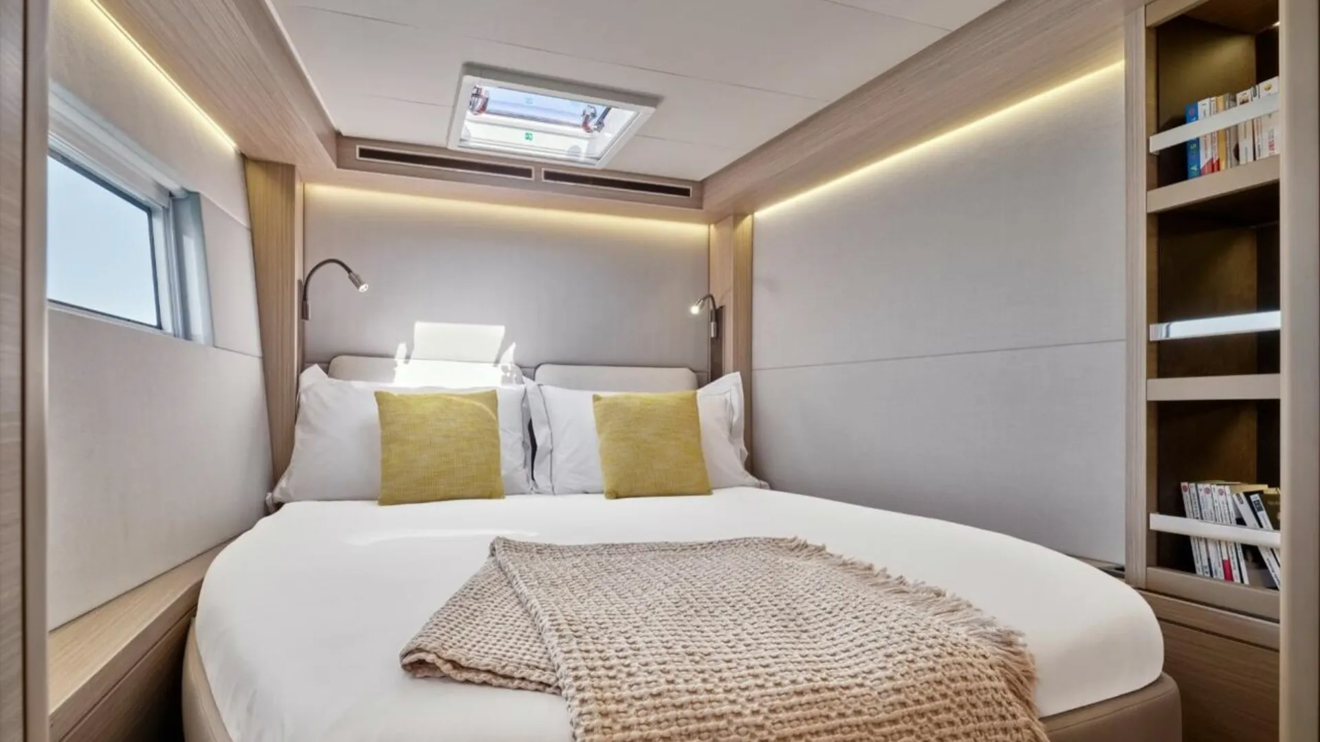 Luxus-Doppelkabine auf dem Katamaran – stilvolles Design, erstklassiger Komfort und perfekte Erholung beim FKK-Segeln auf Ibiza.