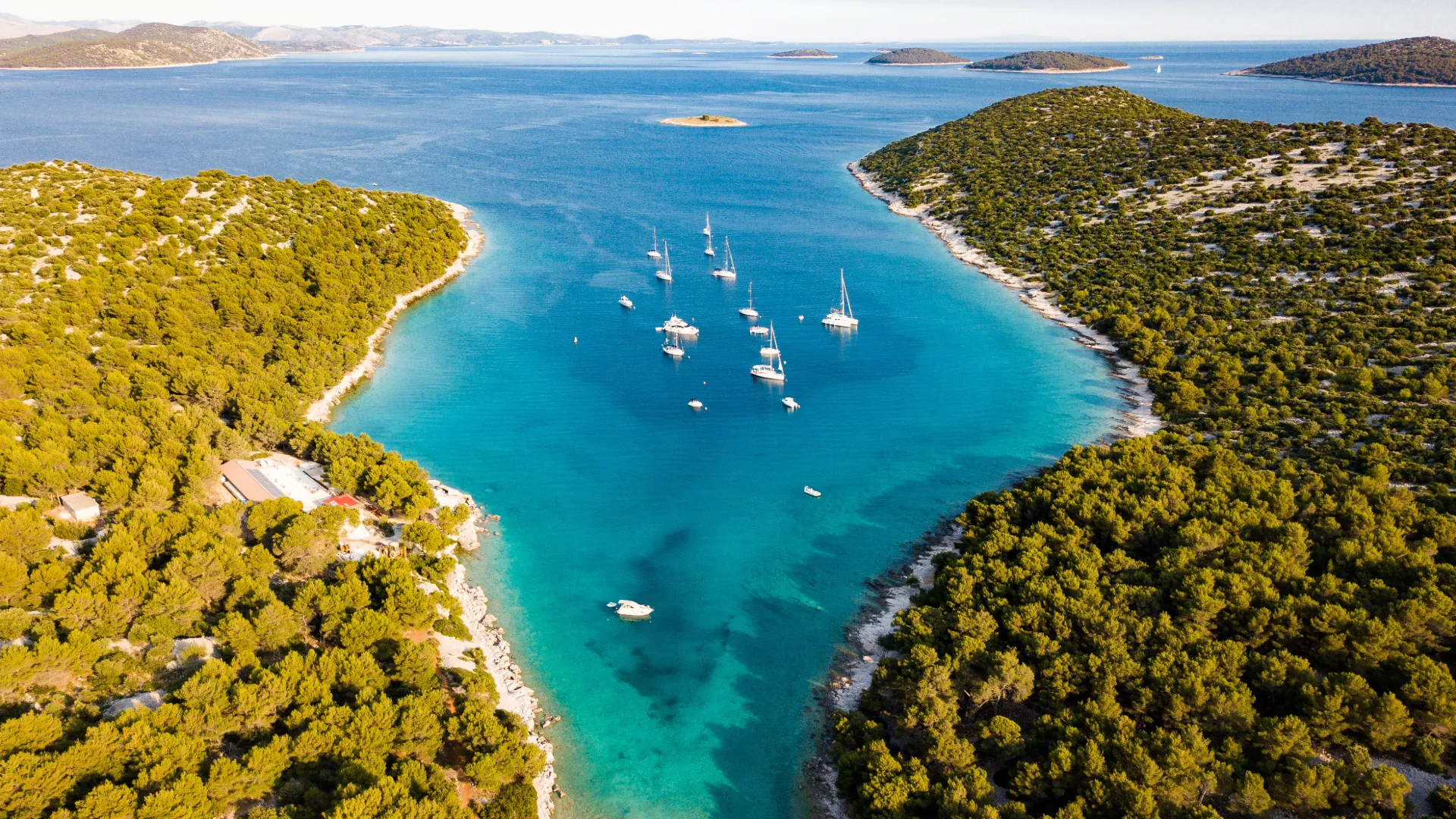 Atemberaubende Anker- und Badebuchten in Dalmatien, Kroatien – kristallklares Wasser und pure Exklusivität beim FKK-Segeln.