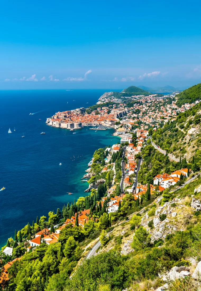 Panoramablick auf die historische Altstadt von Dubrovnik mit Stadtmauer, Küstenlinie und türkisblauem Meer