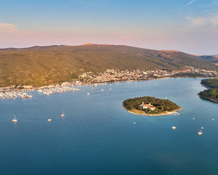 Panoramablick auf die Marina Punat auf der Insel Krk mit der vorgelagerten Klosterinsel Košljun