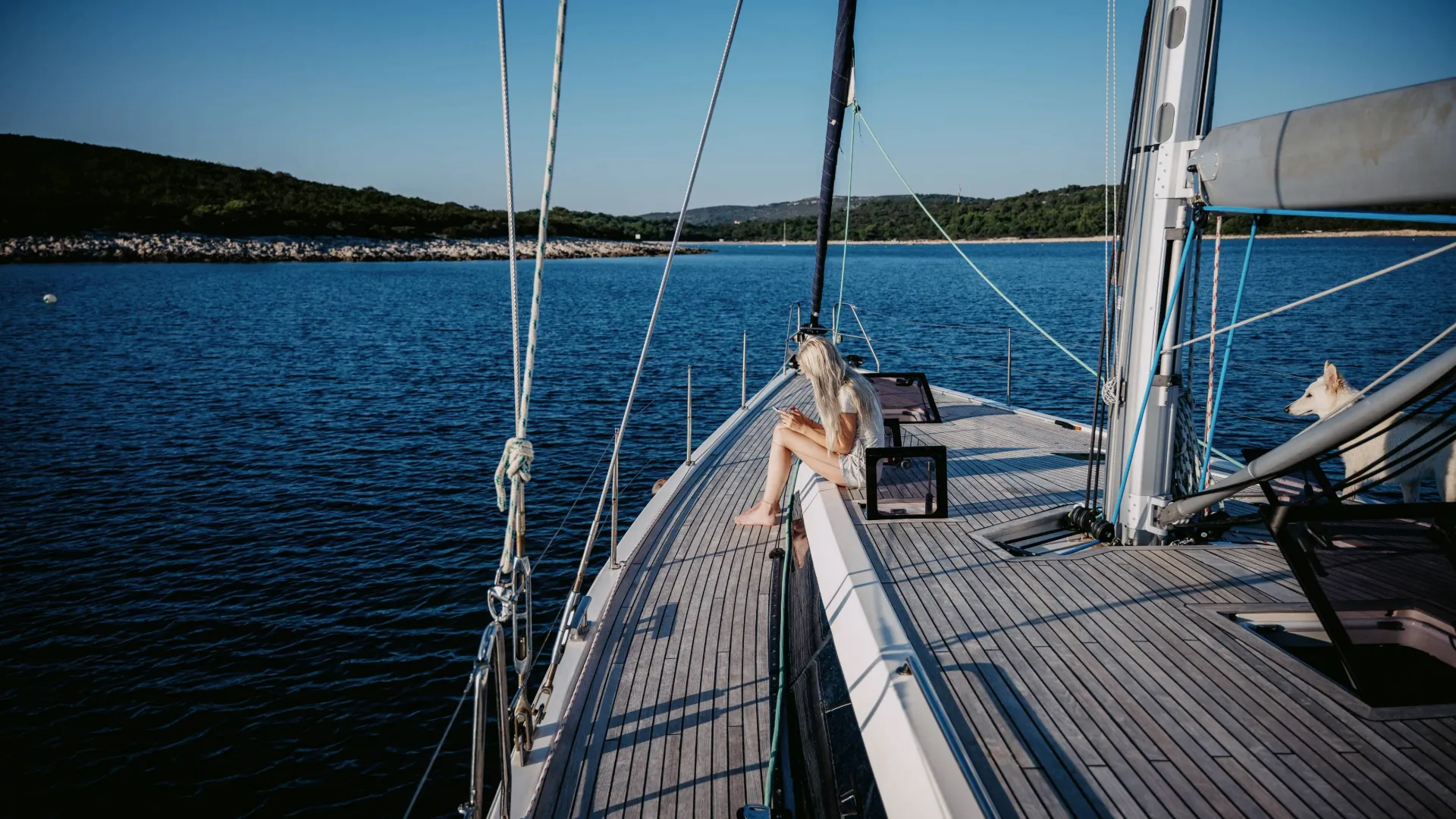Gechartertes Segelboot auf See, während die Crew entspannt und sich auf den nächsten Spot freut – Segelboot chartern für Erholung und Abenteuer.