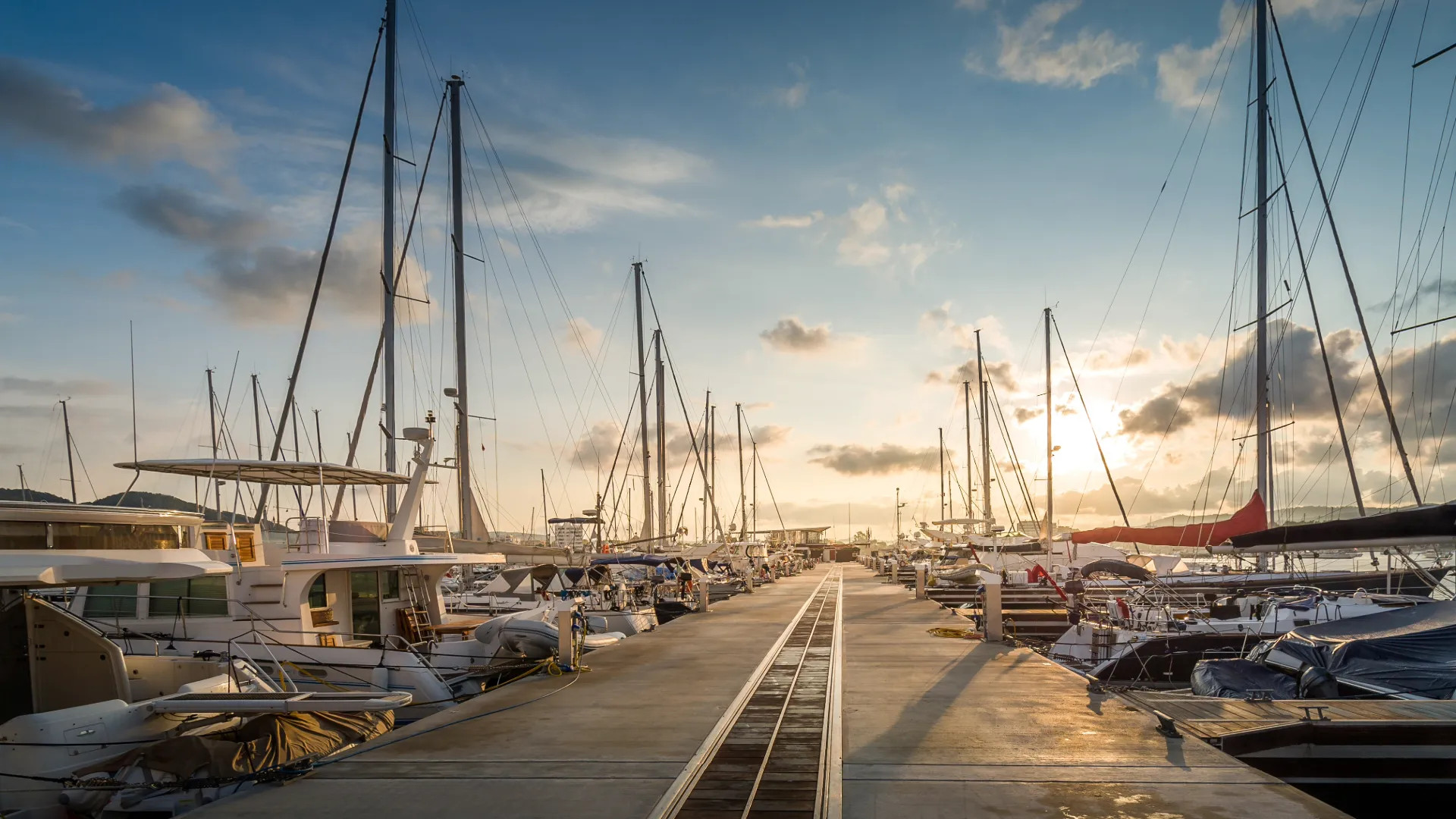 Marina mit gecharterten Segelbooten und Katamaranen, die auf neue Segelabenteuer warten – Segelboot chartern und Katamaran chartern leicht gemacht.