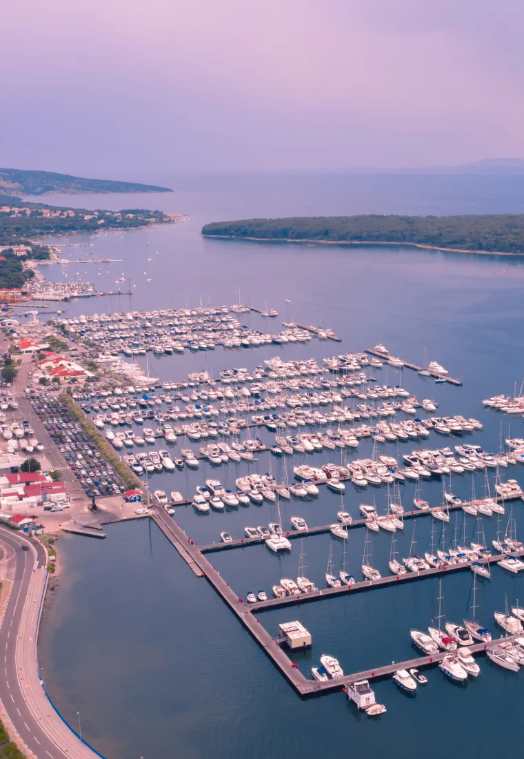 Luftaufnahme der Marina Punat auf Krk mit zahlreichen Segelbooten und Yachten