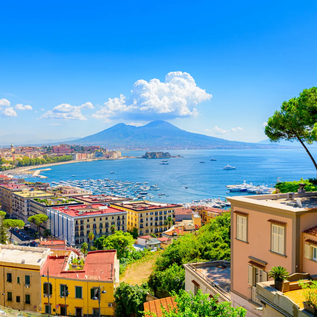 Blick über die Stadt Neapel mit Vesuv und Segelyachten im Golf von Neapel, Italien
