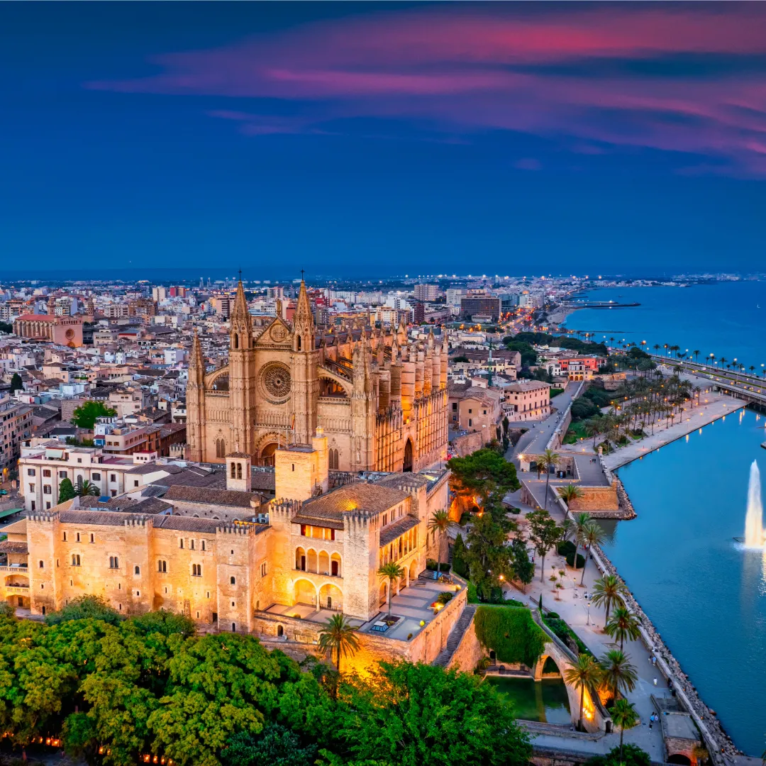 Blick auf die Kathedrale La Seu und die Altstadt von Palma de Mallorca bei Sonnenuntergang – ein Highlight für Segler und Entdecker auf den Balearen