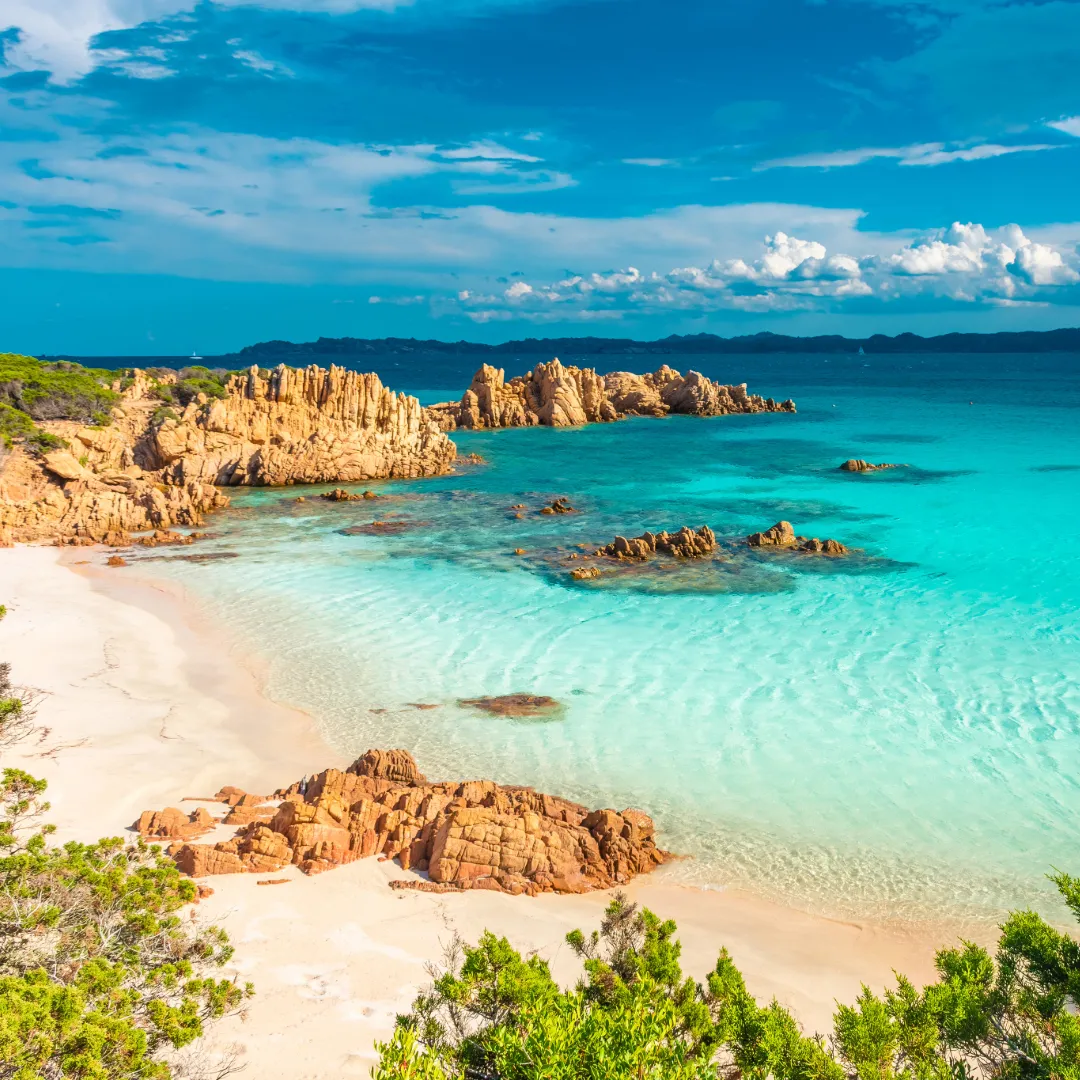 Traumhafte Bucht mit weißem Sand und türkisfarbenem Wasser auf Sardinien im La Maddalena Archipel, Italien