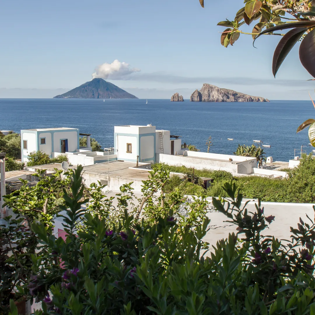 Aussicht auf den aktiven Vulkan Stromboli und die Äolischen Inseln vor der Küste Siziliens – ein einzigartiges Segelrevier in Italien