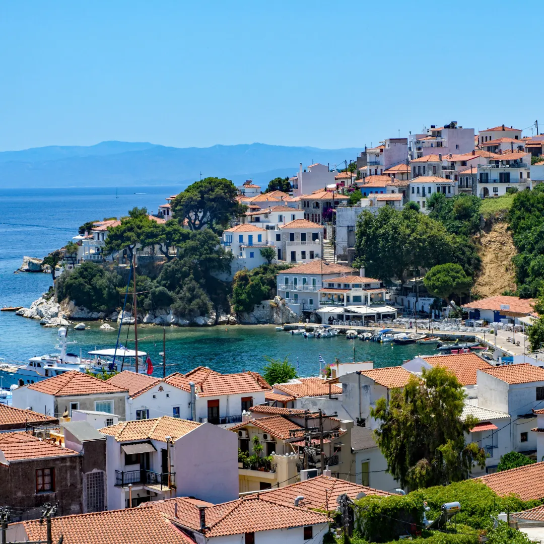 Traditioneller Hafen und weiße Häuser mit roten Dächern auf Skiathos in den Sporaden, Griechenland