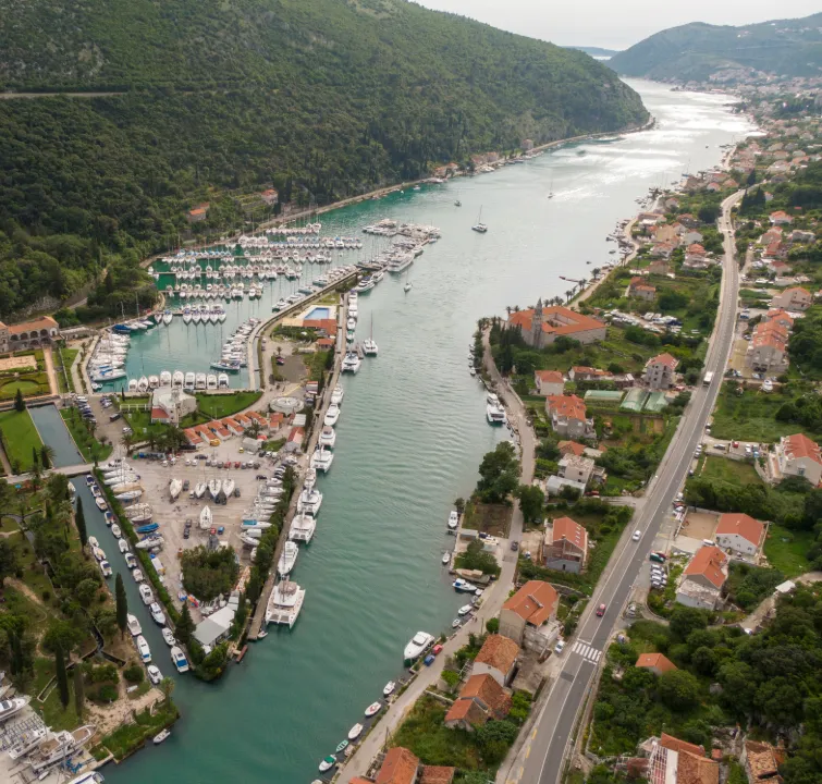 Luftaufnahme der ACI Marina Dubrovnik in der Flussmündung Ombla – idealer Ausgangspunkt für Yachtcharter in Süddalmatien mit BlackSails-Yachting