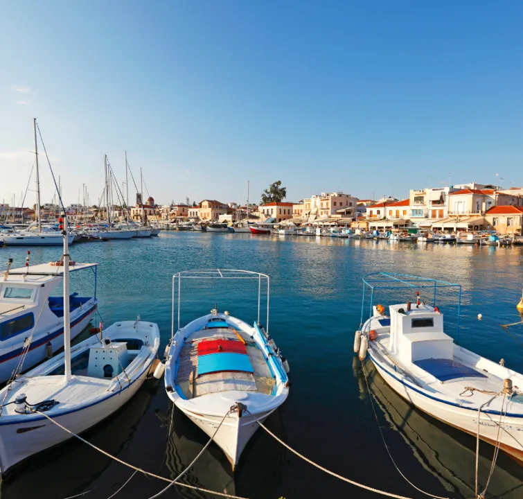 Traditionelle Fischerboote und Segelyachten im Hafen von Aegina – letzter Stopp beim Yachtcharter mit BlackSails-Yachting im Saronischen Golf