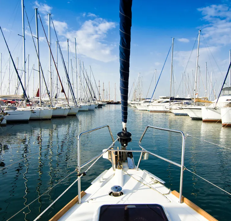 Segelyacht in der Alimos Marina bei Athen, bereit zum Start mit BlackSails-Yachting in den Saronischen Golf