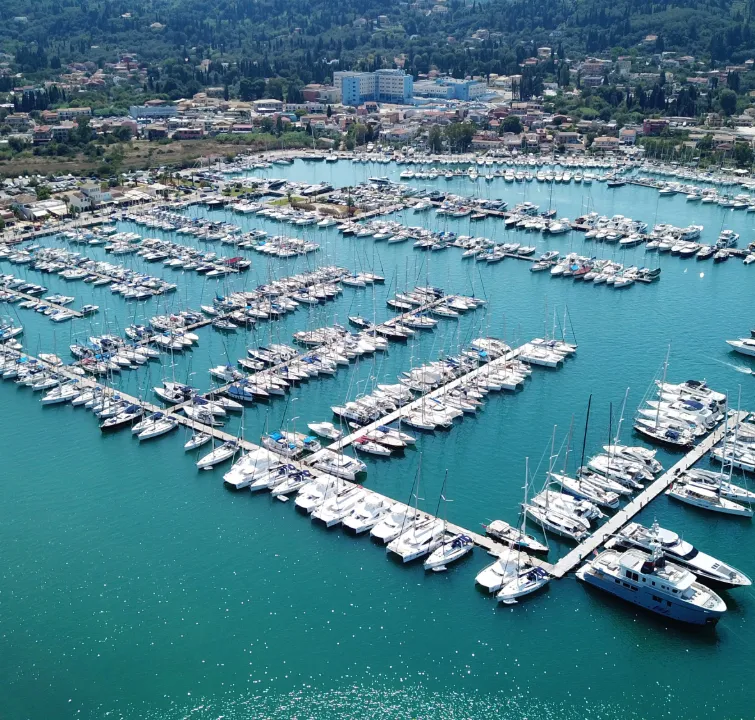 Luftaufnahme der Gouvia Marina auf Korfu mit Hunderten von Segelyachten – perfekter Startpunkt für einen Ionischen Yachtcharter mit BlackSails-Yachting