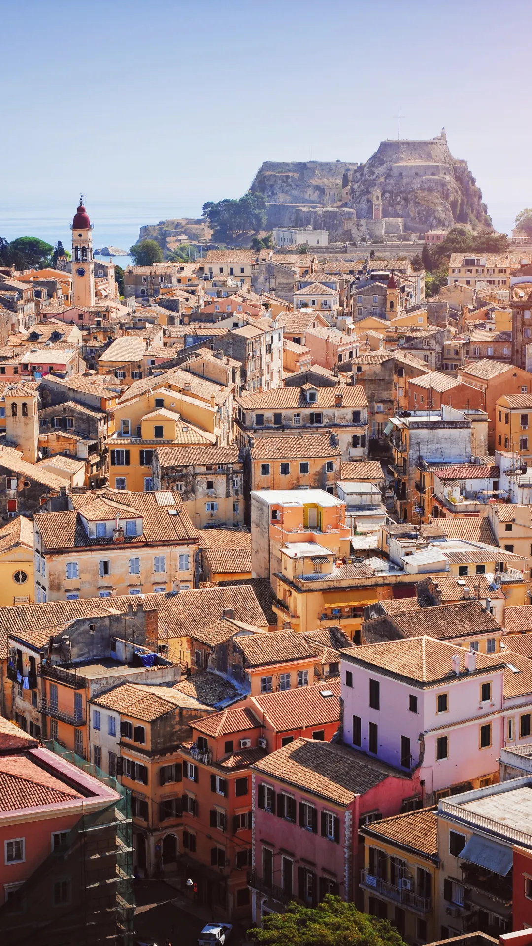 Panoramablick auf die Altstadt von Korfu mit venezianischer Festung – Startpunkt für Yachtcharter mit BlackSails-Yachting im Ionischen Meer