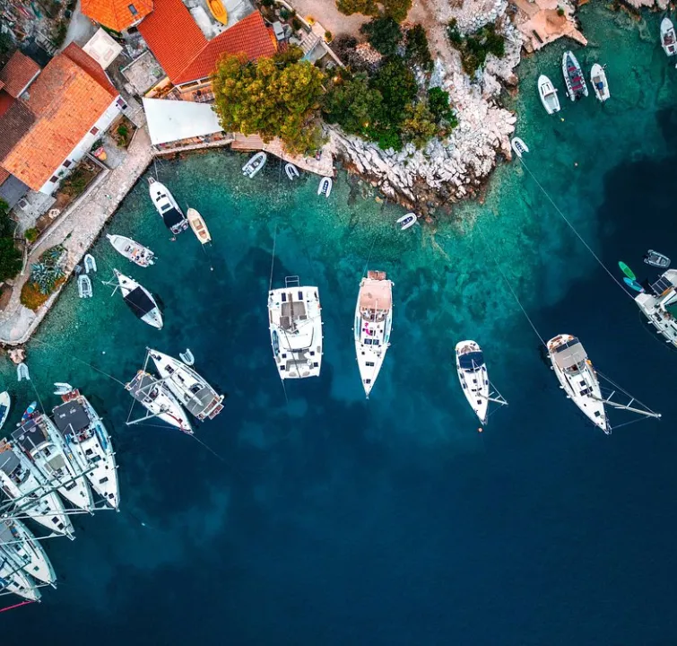 Luftaufnahme der Bucht Šešula auf Šolta mit Yachten an Bojen – beliebter Ankerplatz beim Yachtcharter Mitteldalmatien mit BlackSails-Yachting