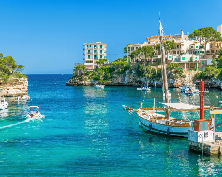 Traditionelle Boote und Gebäude an der fjordartigen Bucht von Cala Figuera auf Mallorca