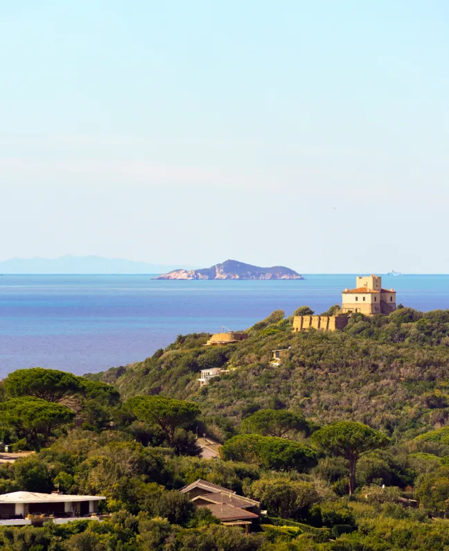 Blick über die toskanische Küste auf die Insel Capraia bei einer Yachtcharter mit BlackSails-Yachting