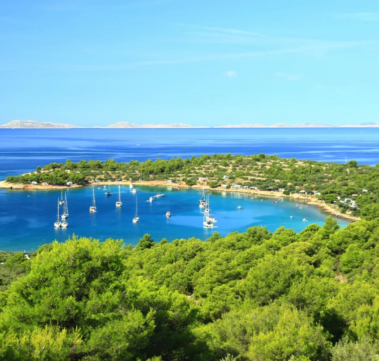 Blick auf die Chigrada-Bucht auf der Insel Murter mit Yachten an Bojen – Yachtcharter Norddalmatien mit BlackSails-Yachting