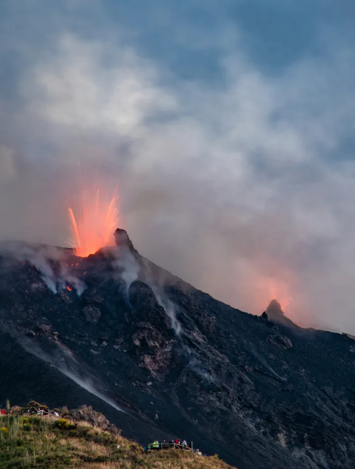 Vulkanausbruch am Stromboli mit glühender Lava bei Dämmerung – spektakuläres Naturerlebnis auf einer Yachtcharter mit BlackSails-Yachting