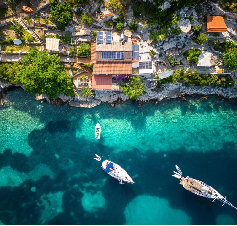 Verstecktes Restaurant und zwei Yachten in glasklarer Bucht auf der Insel Šolta – Geheimtipp beim Yachtcharter mit BlackSails-Yachting