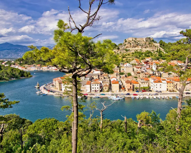 Panoramablick auf die Altstadt und Uferpromenade von Novigrad in Kroatien mit Blick auf das Adriatische Meer – beliebtes Ziel bei BlackSails-Yachting Segelreisen