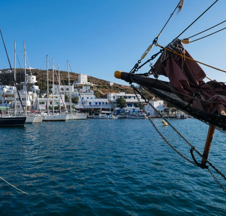 Segelyachten im Hafen von Ios vor weißer Inselsiedlung – Etappenziel beim Kykladen-Yachtcharter mit BlackSails-Yachting