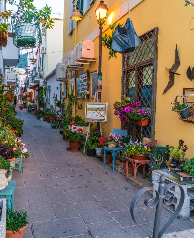 Bunte, blumengeschmückte Gasse auf Ischia – mediterranes Flair und authentische Atmosphäre auf dem Yachtcharter mit BlackSails-Yachting an der Amalfiküste