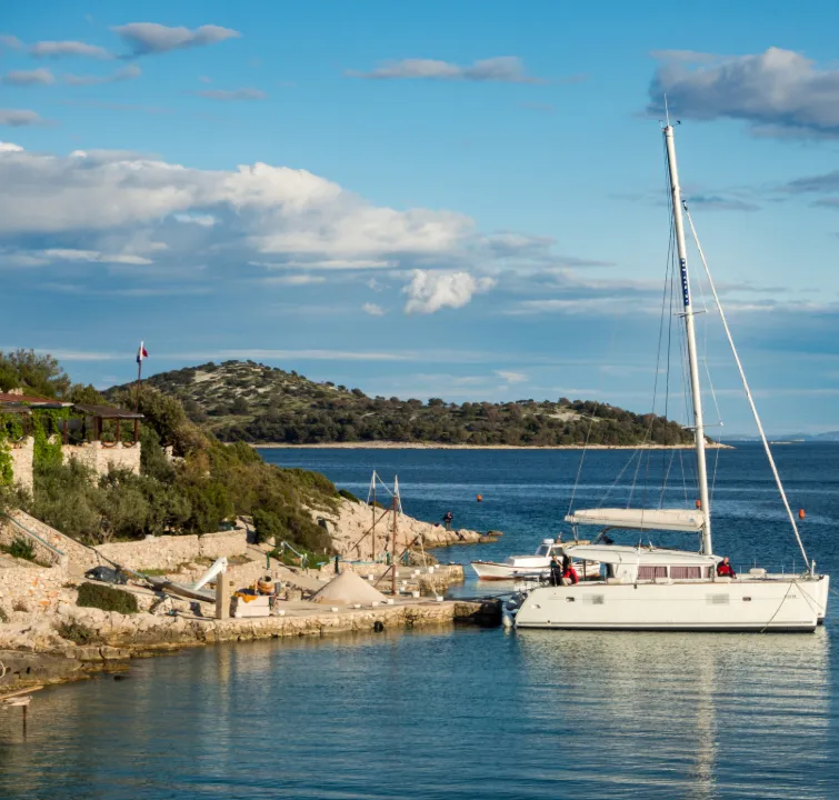 Katamaran vor Konoba Kunjka auf der Insel Kaprije – Geheimtipp beim Yachtcharter Norddalmatien mit BlackSails-Yachting