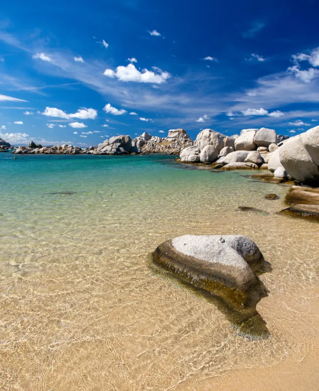Felsige Bucht mit kristallklarem Wasser auf den Îles Lavezzi – Naturankerplatz bei einer Yachtcharter mit BlackSails-Yachting
