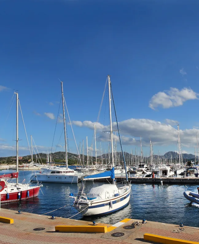 Segelyachten in der Marina di Portisco auf Sardinien – Ausgangspunkt für Yachtcharter mit BlackSails-Yachting