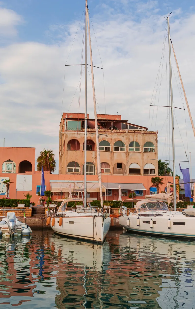 Segelyachten festgemacht in der Marina Portorosa auf Sizilien – Startpunkt für Yachtcharter mit BlackSails-Yachting