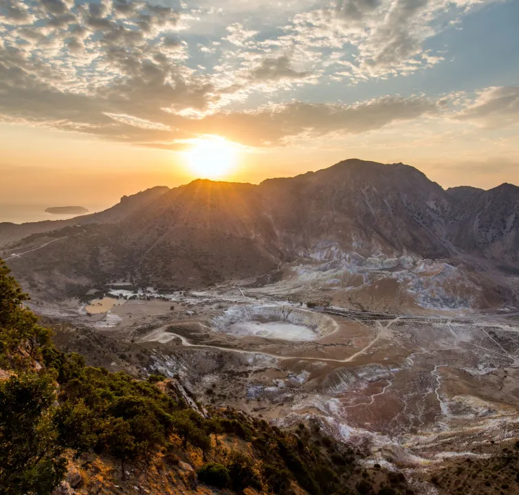 Sonnenuntergang über dem Vulkan Stefanos auf Nisyros – ein einzigartiges Erlebnis bei einem Yachtcharter mit BlackSails-Yachting im Dodekanes.