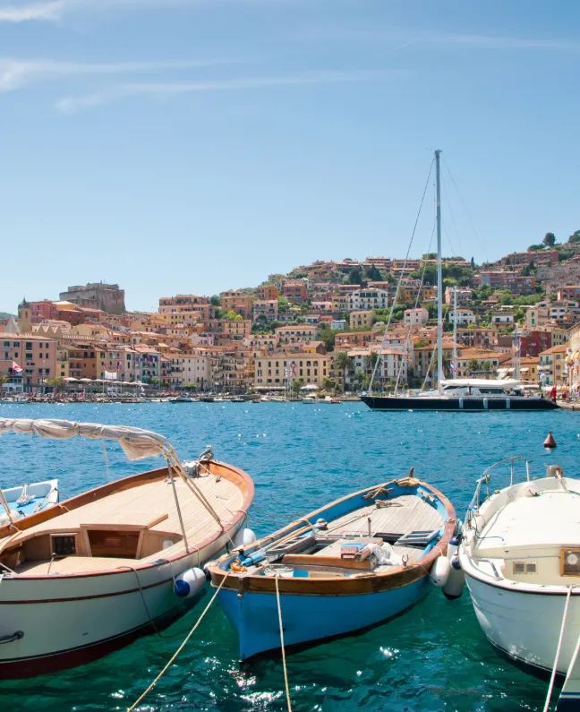 Luftaufnahme des Yachthafens von Porto Azzurro auf Elba – idealer Zwischenstopp bei einer Yachtcharter mit BlackSails-Yachting