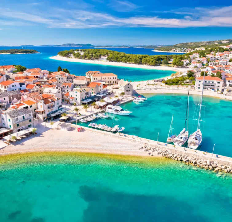 Blick auf die Altstadtinsel Primošten und türkisfarbenes Wasser – beliebter Zwischenstopp beim Yachtcharter Norddalmatien mit BlackSails-Yachting