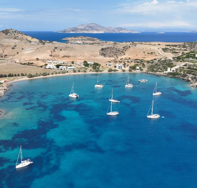 Segelyachten in der Bucht von Schinoussa auf türkisfarbenem Wasser – ruhiger Ankerplatz beim Kykladen-Yachtcharter mit BlackSails-Yachting