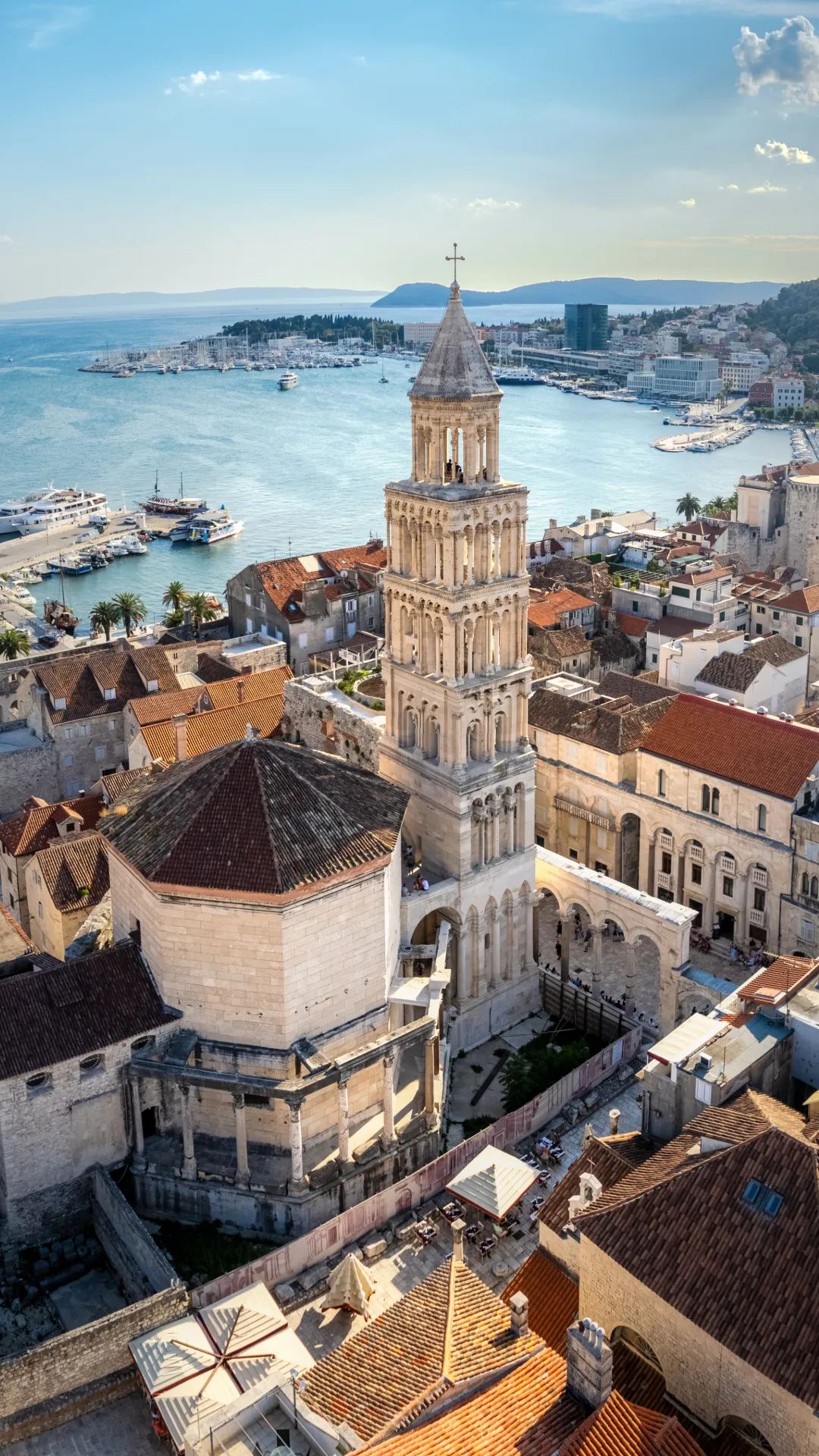 Blick über die Altstadt von Split mit Hafen und Diokletianpalast – Startpunkt für Yachtcharter in Mitteldalmatien mit BlackSails-Yachting