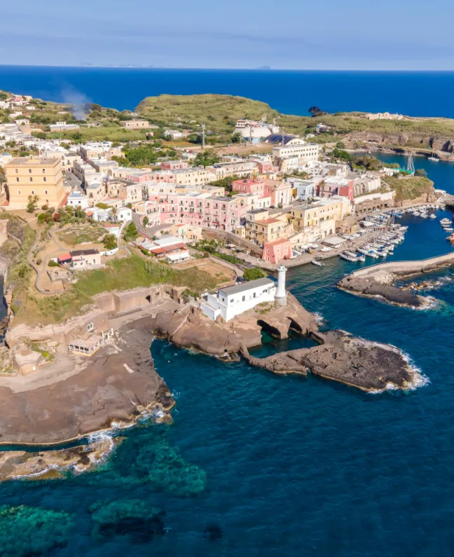 Blick auf den historischen Hafen und die Küstenlinie von Ventotene – Segelziel mit BlackSails-Yachting im Golf von Neapel
