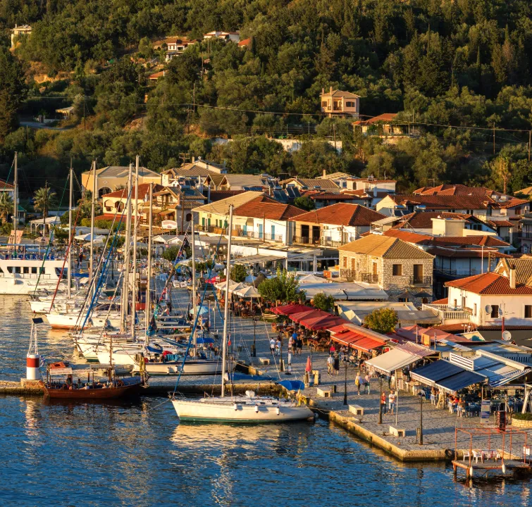 Segelyachten am Kai von Mourtos (Syvota) bei Sonnenuntergang – abendlicher Hafenblick beim Yachtcharter mit BlackSails-Yachting