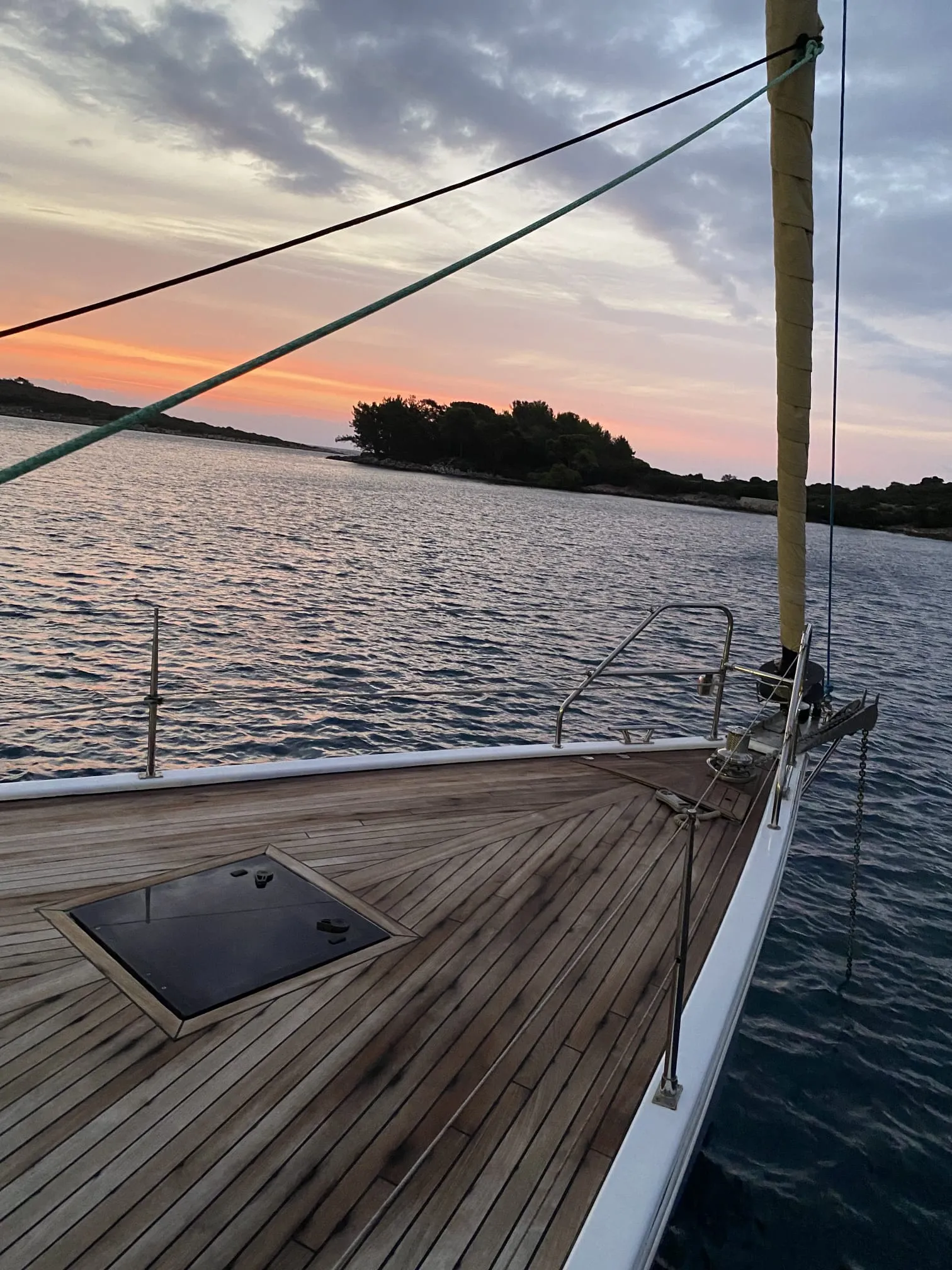 Das Bug der Segelyacht im Abendlicht, Blick aufs offene Meer bei Sonnenuntergang