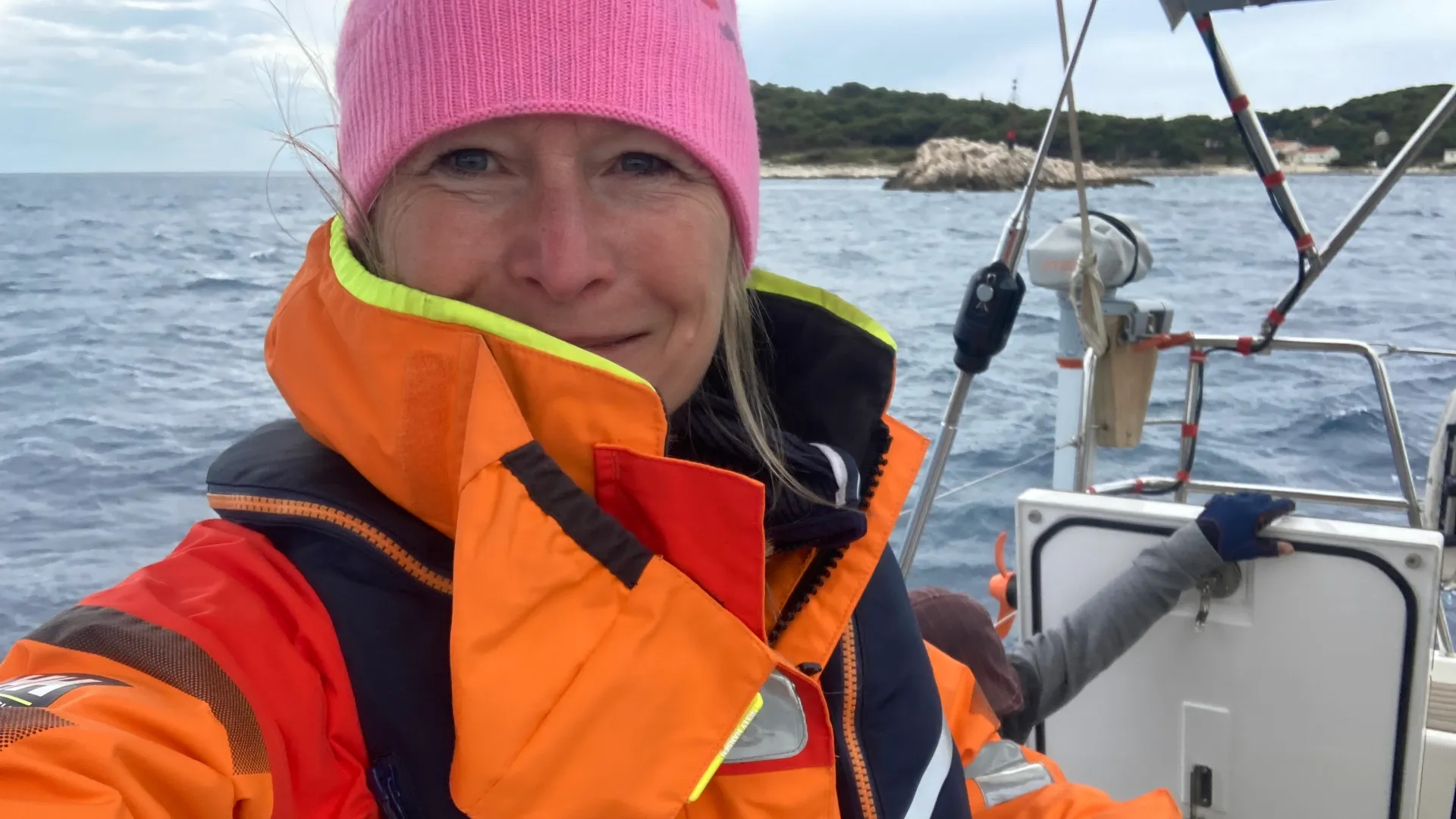 Porträt von Daniela Ruscher, Skipperin und Ausbilderin, mit Blick aufs Wasser – engagiert, fokussiert und authentisch.
