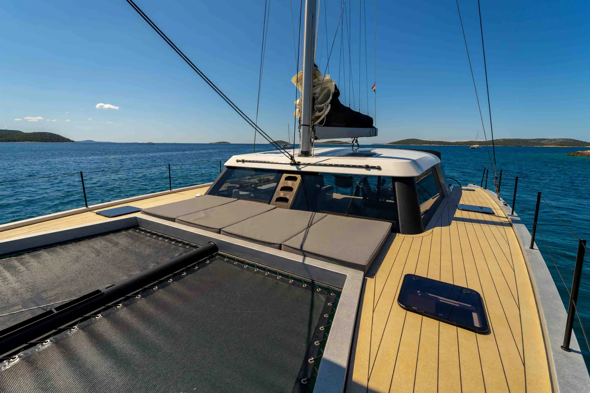 Vordeck der Silence mit Teak