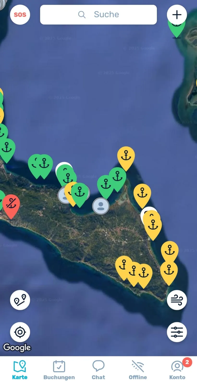 Screenshot der Navily-App mit farblich markierten Ankerbuchten (rot, gelb, grün) zur Wettertauglichkeit, sichtbaren anderen Seglern und Chat-Funktion.
