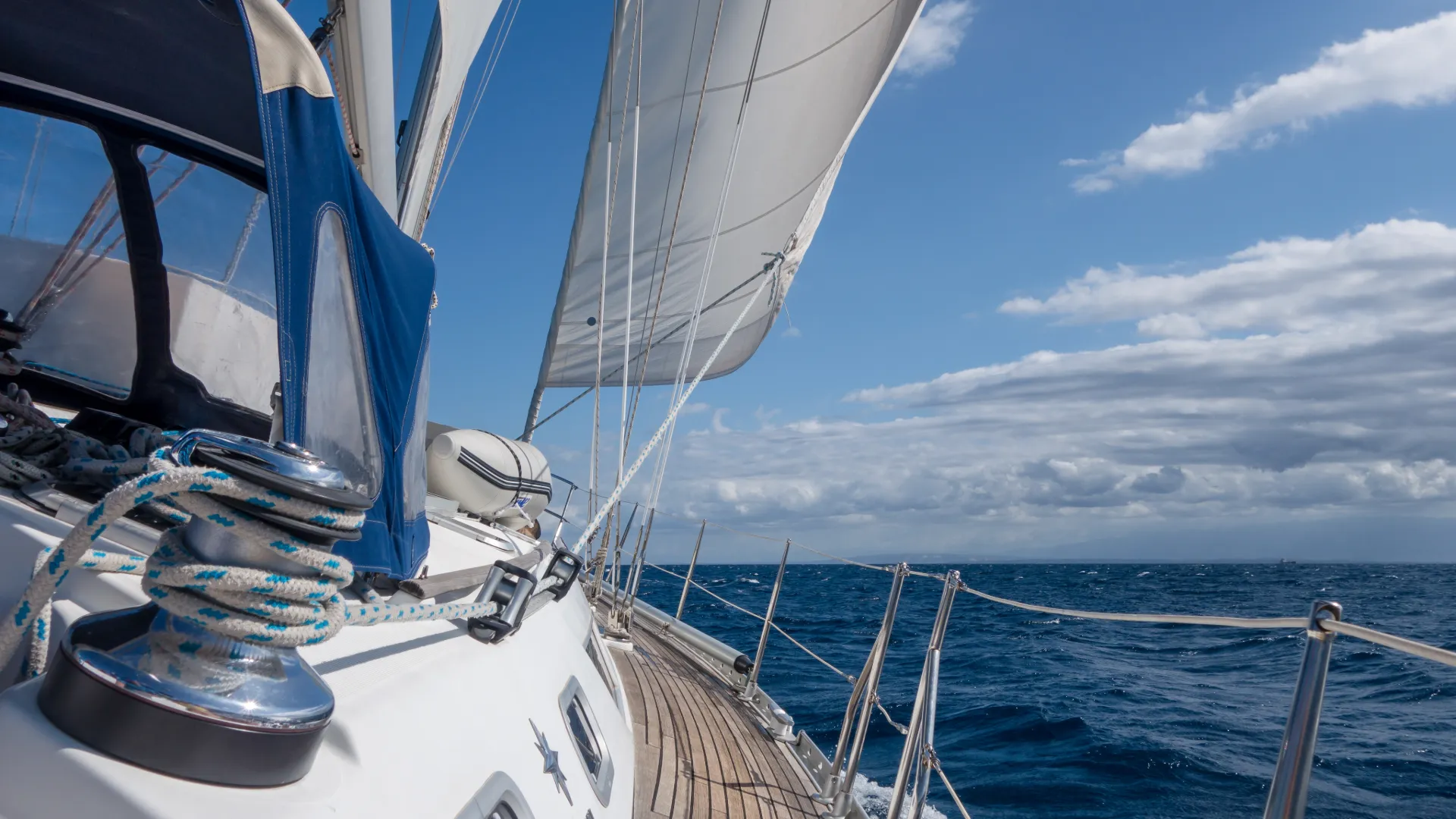 Segelboot in starker Schräglage bei Wind und hoher Welle