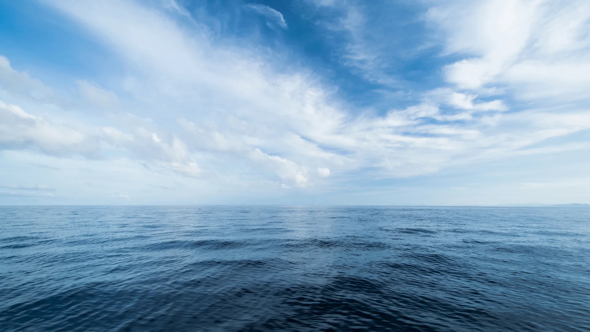 Klare Sicht auf den Horizont vom Deck einer Segelyacht aus