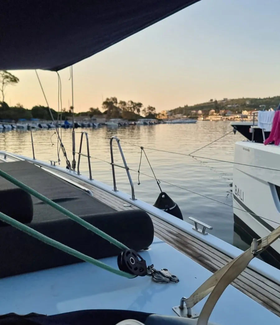 Abendstimmung an Bord im Hafen – Segelboot liegt sicher mit Anker und Heckleinen für eine ruhige Nacht.